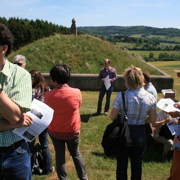 Geschichtsvermittlung vor Ort (Foto: Stadt Wadern) 4_Besuchen_Fuehrungen_Fuehrung-2011_-1