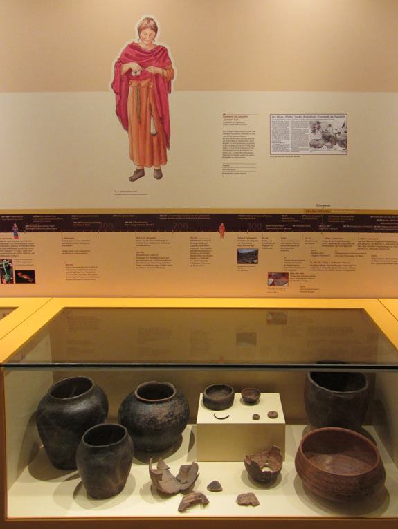 Präsentation eines spätkeltischen Frauengrabs im Stadtmuseum Wadern, 1. Jh. v. Chr., Fundort: Lockweiler „Zwerwes“, Grab 1 (Foto: Stadt Wadern) 3_Geschichte_Spaetkelt-Zeit_Frauengrab-Lockweiler_1